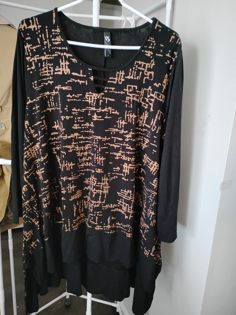 TS  Women's Black/Brown Abstract Pattern Pullover Long Sleeve Ladder Neck Tunic